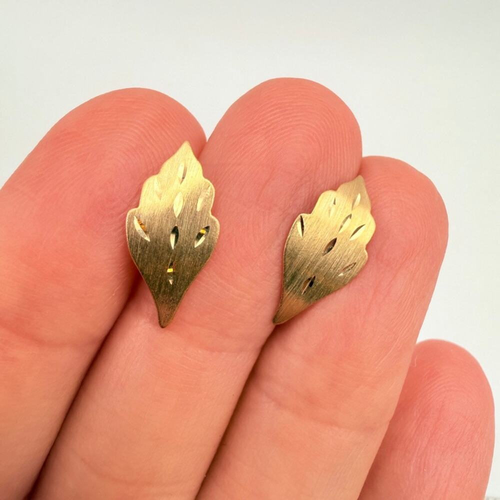 Signed FF Vintage 14K Yellow Gold Stud Earrings Floral Leaf Diamond Etched